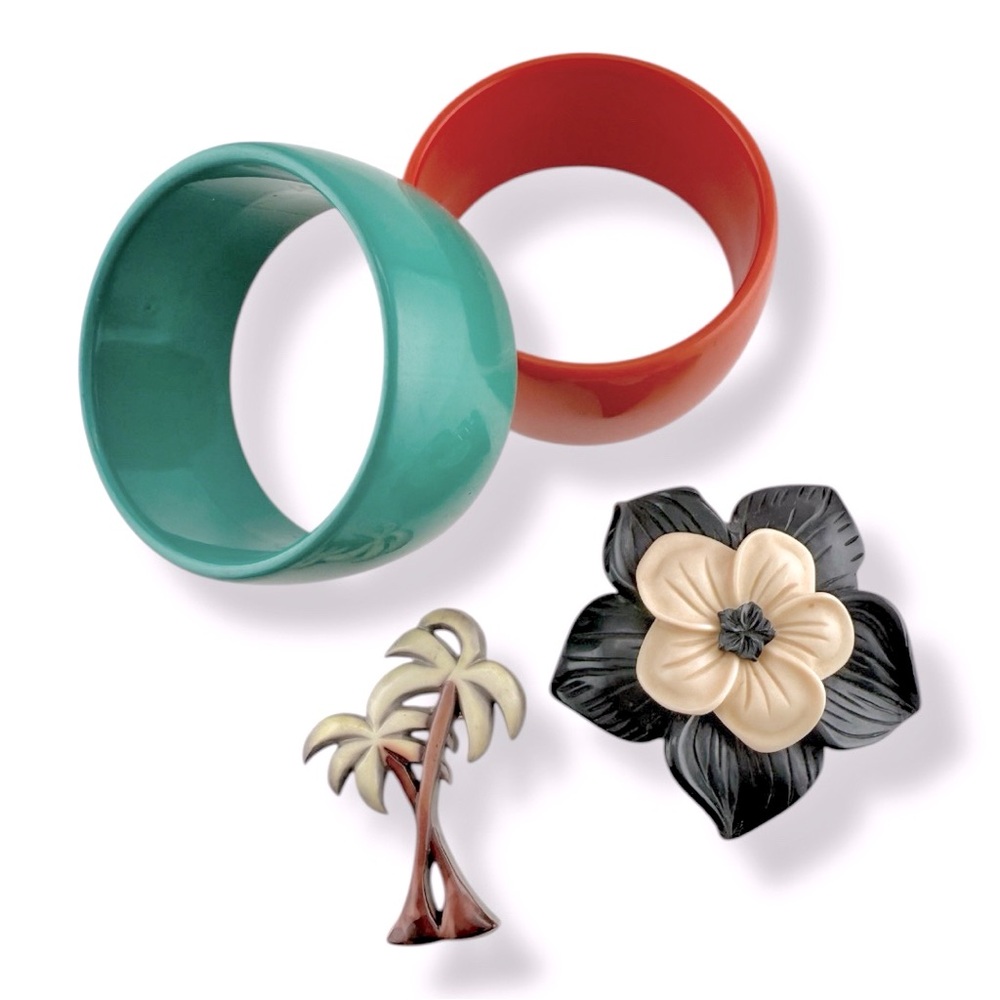 Group of retro / vintage plastic bangles and Hawaiian broach